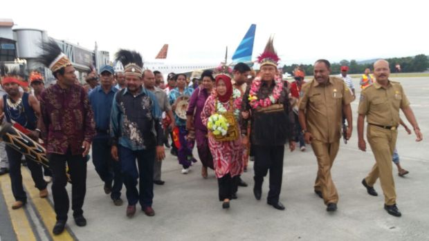 Plt Gubernur Soedarmo Disambut Secara Adat di Tanah Papua