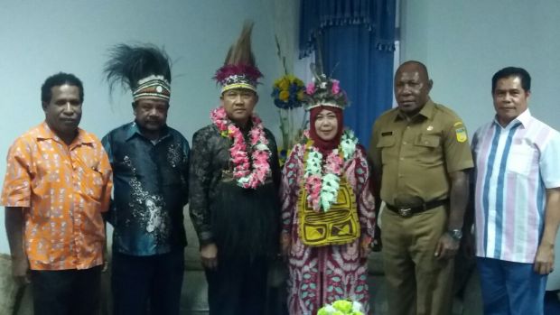 Plt Gubernur Soedarmo Disambut Secara Adat di Tanah Papua