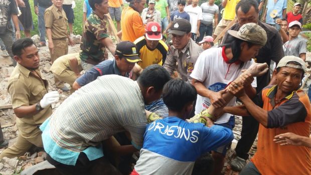 Tim SAR Bongkar Puing Bangunan Cari Jasad Siswa yang Tertimbun Reruntuhan