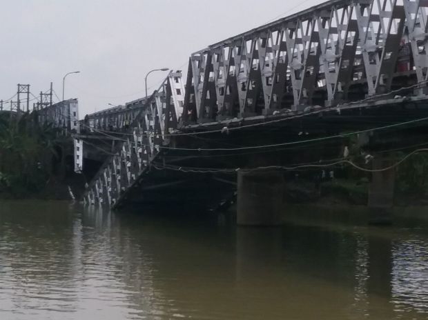 Jembatan Penghubung Lamongan-Tuban Ambruk, Sejumlah Truk Terjun ke Sungai