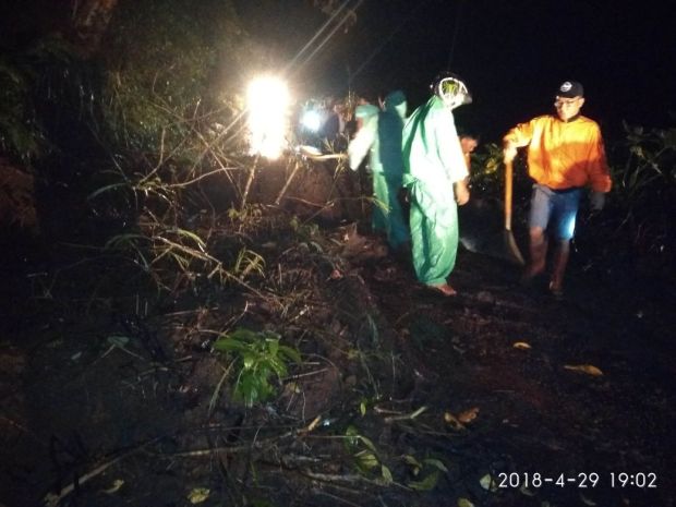 Ruas Jalan Tomohon dan Tondano Diterjang Longsor