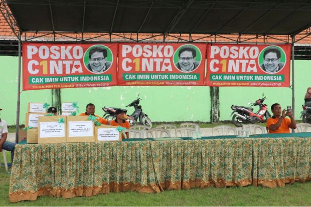 Bersama Warga, Arzeti Doakan Posko Cinta