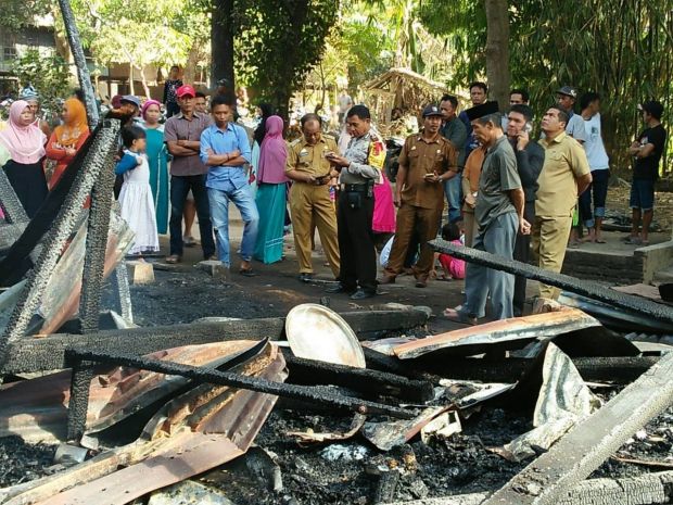 Rumah Panggung Terbakar, Wanita Paruh Baya Tewas Mengenaskan