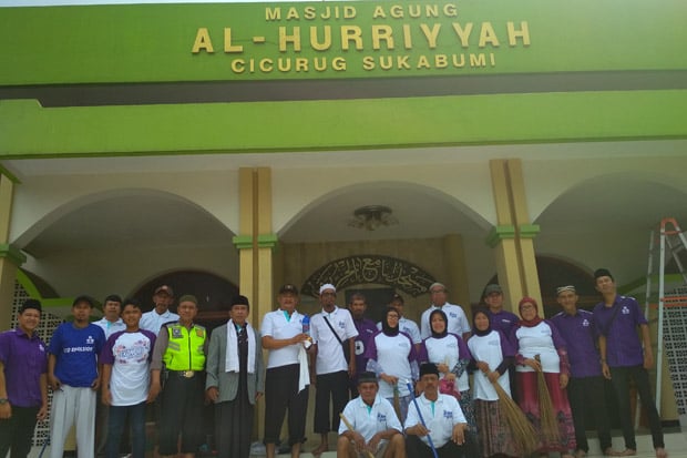 Ramadhan, Wings Group dan Koran SINDO Bebersih Masjid di Jabar
