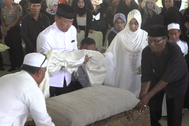 Cucu Wiranto Dikebumikan di Pemakaman Keluarga Delingan