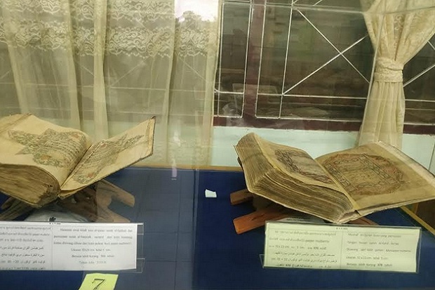 Narathiwat Abadikan Alquran Berusia Ribuan Tahun dari Indonesia