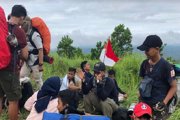 Sejuta Pesona Puncak Bukit Selisiak, Kalimantan Barat