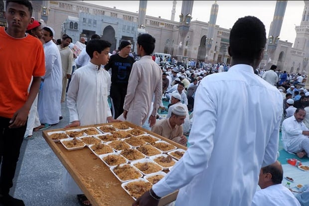Yuk, Intip Suasana Berbuka Puasa di Masjid Nabawi