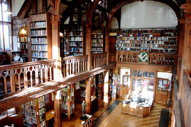 Serunya Menginap di Hotel Perpustakaan