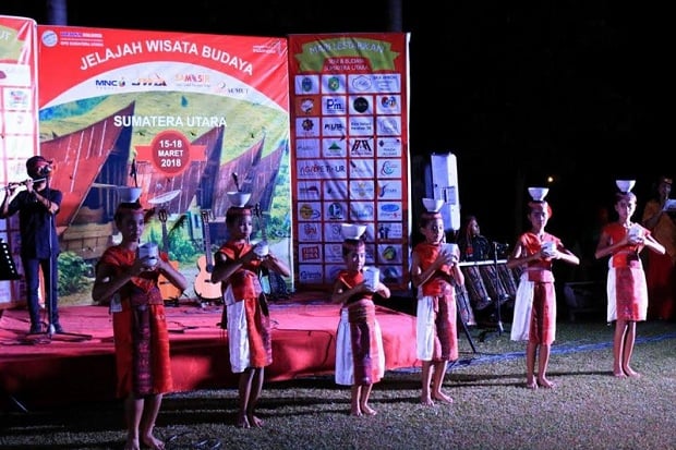 Menikmati Danau Toba dengan Bersepeda