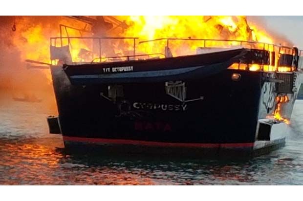 Kapal Yatch Hangus Terbakar Lalu Tenggelam di Perairan Batam