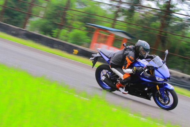 Gesit dan Cepat Ngegas All New Yamaha R25 di Jalan Perkotaan