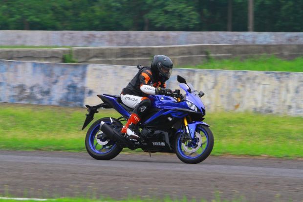 Gesit dan Cepat Ngegas All New Yamaha R25 di Jalan Perkotaan