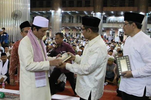Yayasan Muslim Sinar Mas Wakafkan Alquran dan Salurkan Minyak Goreng ke Masjid Istiqlal