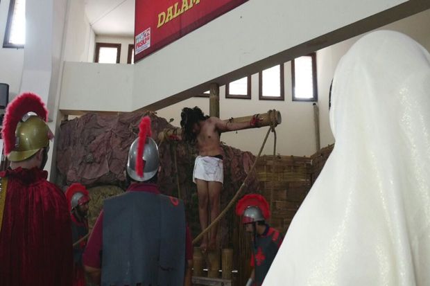 14 Adegan Sengsara Yesus Bikin Ratusan Jemaat Menangis