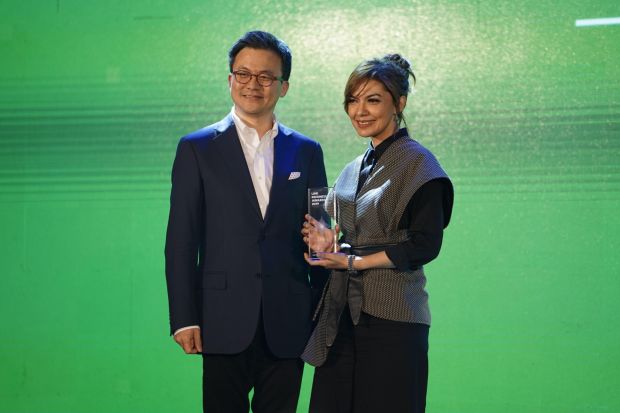 LINE Indonesia Awards Terfavorit: Reza Kalahkan Iqbaal, Agnez Ungguli Raisa