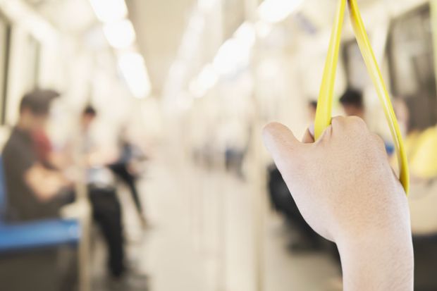 Repotnya Naik KRL Saat Wabah Corona, Sampe Pasang Kuda-Kuda
