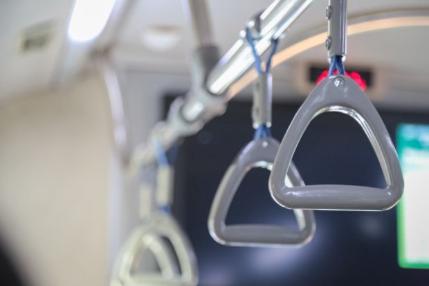 Repotnya Naik KRL Saat Wabah Corona, Sampe Pasang Kuda-Kuda