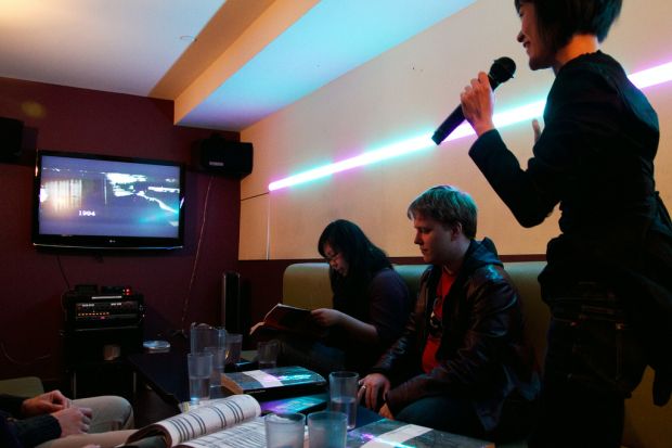 5 Fakta Noraebang, Karaoke Seru Khas Korea