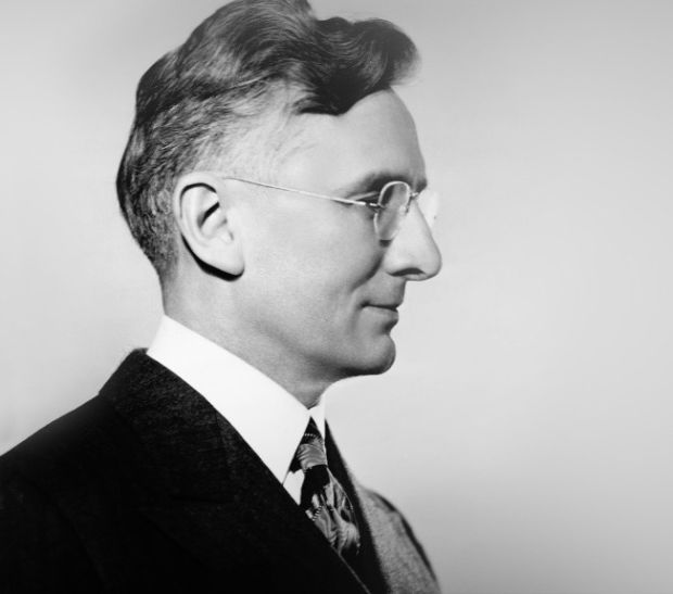 Si Canggung Mau Punya Banyak Teman? Simak Tips Berteman ala Motivator Dale Carnegie