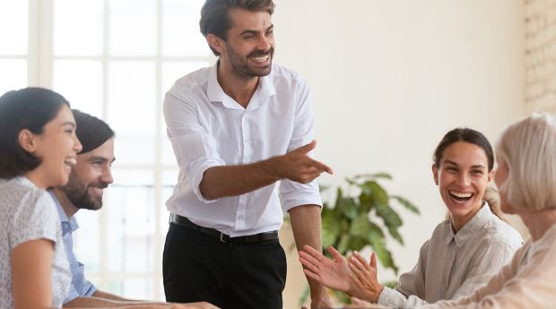 Si Canggung Mau Punya Banyak Teman? Simak Tips Berteman ala Motivator Dale Carnegie
