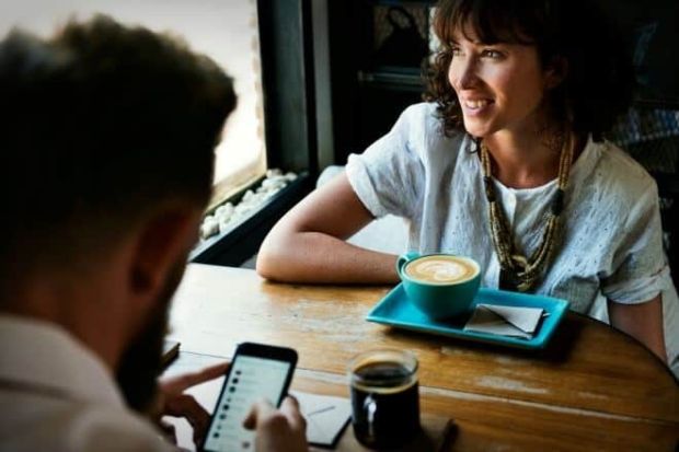 Si Canggung Mau Punya Banyak Teman? Simak Tips Berteman ala Motivator Dale Carnegie