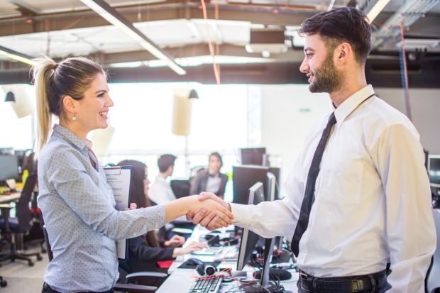 Si Canggung Mau Punya Banyak Teman? Simak Tips Berteman ala Motivator Dale Carnegie