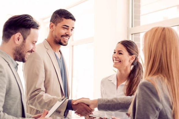 Si Canggung Mau Punya Banyak Teman? Simak Tips Berteman ala Motivator Dale Carnegie