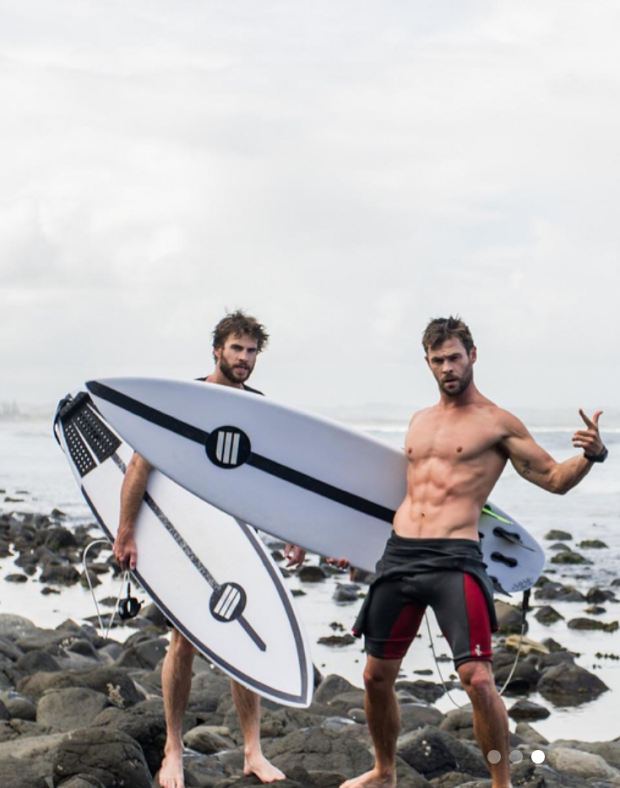 Hobi Menantang Ombak, Ini 5 Seleb Hollywood yang Doyan Surfing