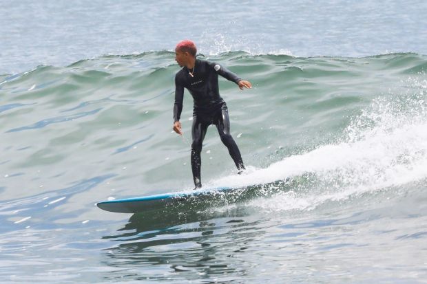 Hobi Menantang Ombak, Ini 5 Seleb Hollywood yang Doyan Surfing
