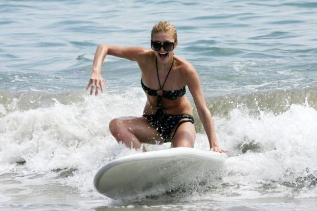 Hobi Menantang Ombak, Ini 5 Seleb Hollywood yang Doyan Surfing