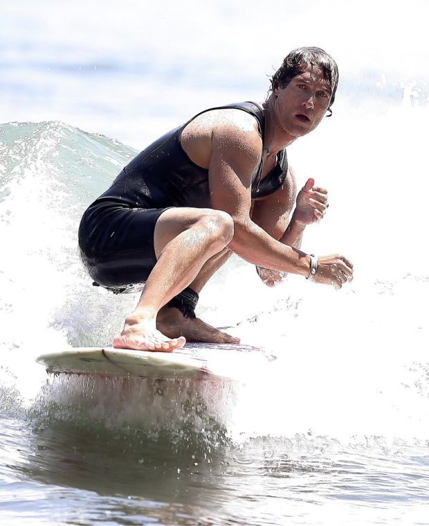 Hobi Menantang Ombak, Ini 5 Seleb Hollywood yang Doyan Surfing
