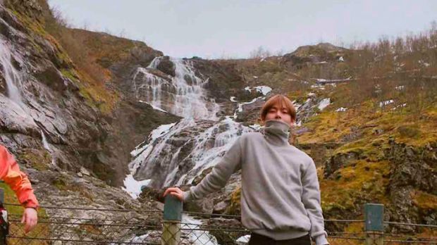 V BTS dan 7 Hal Kecil yang Bikin Dia Bahagia