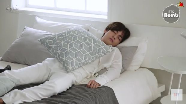 V BTS dan 7 Hal Kecil yang Bikin Dia Bahagia