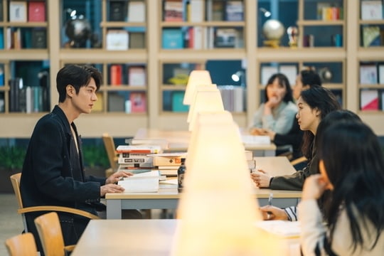Foto Adegan The King: Eternal Monarch Beredar, Tatapan Lee Min Ho ke Kim Go Eun Bikin Baper