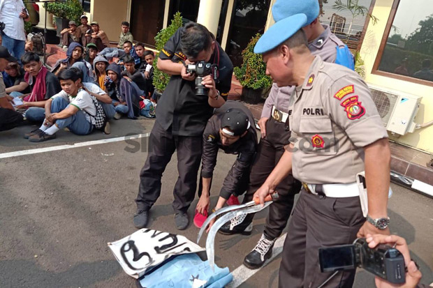 Rombongan Pelajar Akan Demo ke DPR Dicegat Polisi, Ada yang Bawa Celurit