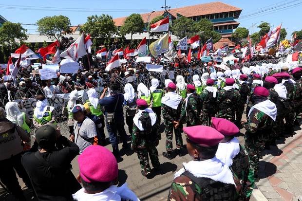 Demontrasi di Surabaya Didinginkan Pasukan Asmaul Husna