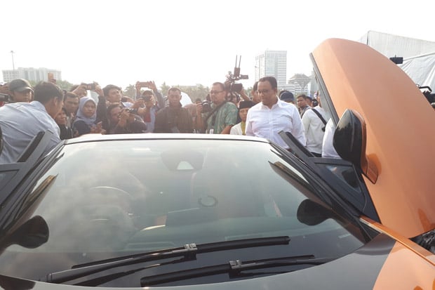 Jajal Mobil Listrik, Anies Konvoi Mobil Mewah bersama Pebalap Sean Gelael