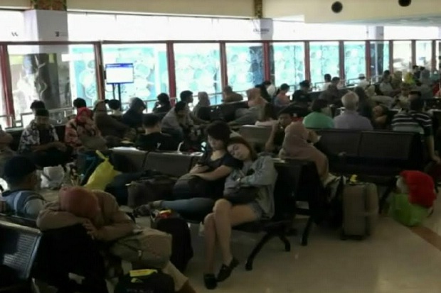Penerbangan ke Kalimantan Terganggu Asap, Penumpang Menumpuk di Bandara Juanda