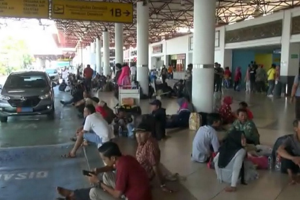 Penerbangan ke Kalimantan Terganggu Asap, Penumpang Menumpuk di Bandara Juanda
