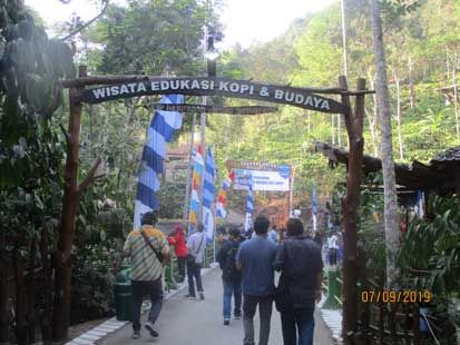 Sukacita Kelompok Tani Rahayu di Pesta Panen Raya Kopi