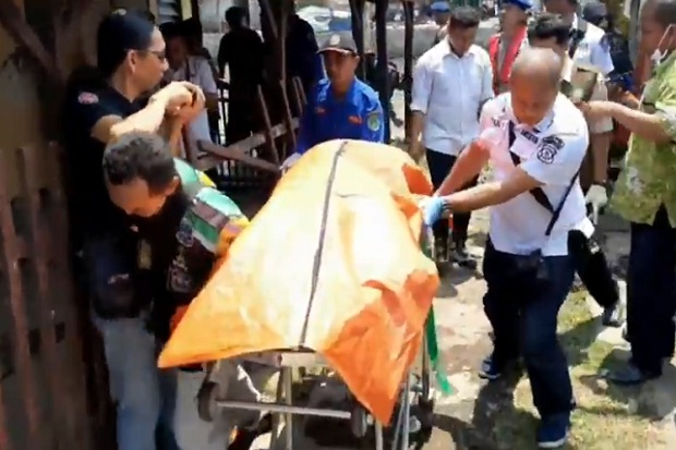 Mayat Perempuan Berhijab Diikat Balok Batu Mengapung di Perairan Pasuruan