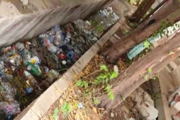 Puluhan Orang Tua Bersihkan Gedung Bekas Menampung Pencari Suaka