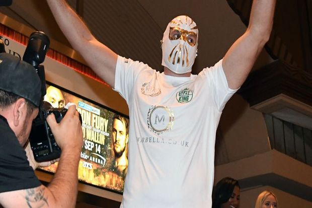 Heboh, Fury Berlatih Pakai Topeng Pegulat Meksiko Lucha Libre