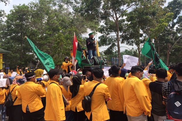 Unjuk Rasa Diskors, Mahasiswa-Aparat di Kobar Salat Zuhur Berjamaah