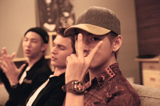 10 Idol KPop yang Tertangkap Kamera Mengenakan Batik