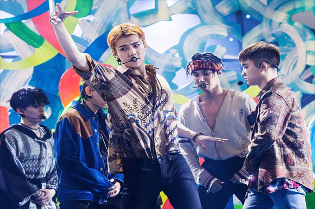 10 Idol KPop yang Tertangkap Kamera Mengenakan Batik