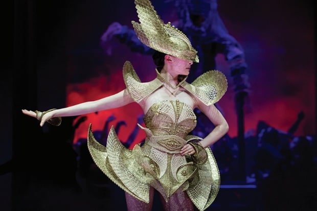 Rinaldy Yunardi Kembali Menangkan Penghargaan World of WearableArt