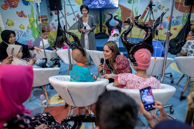 Angelina Jolie Semangati Anak-anak Pasien Kanker RS Dharmais