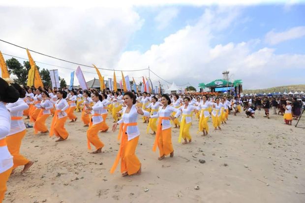 Upacara Pakelem dan Rejang Renteng 1000 Penari Tandai Pembukaan NPF 2019
